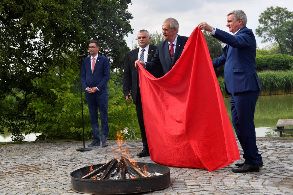 Miloš Zeman svolal mimořádný brífink, aby spálil červené trenky, které v roce 2015 skupina Ztohoven vyvěsila nad Pražským hradem místo prezidentské standarty (14. 6. 2018).