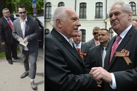 Sláva na ruské ambasádě: Dorazili Zeman a Klaus, i Dejdar s nohavicemi na Havla