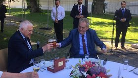 Prezident Miloš Zeman přeje exprezidentovi Václavu Klausovi k 80. narozeninám (18.6.2021)