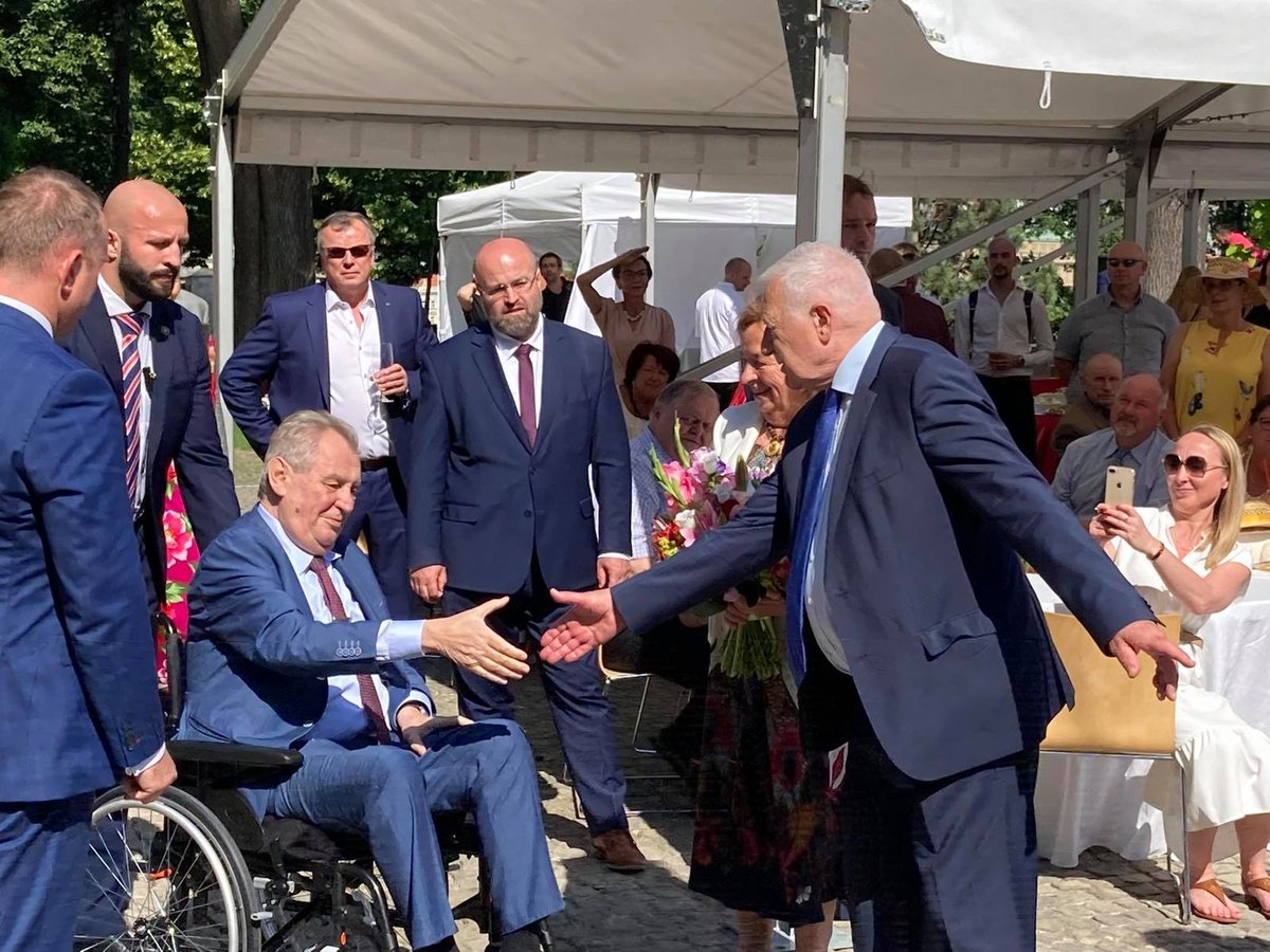 Prezident Miloš Zeman přeje exprezidentovi Václavu Klausovi k 80. narozeninám (18.6.2021)