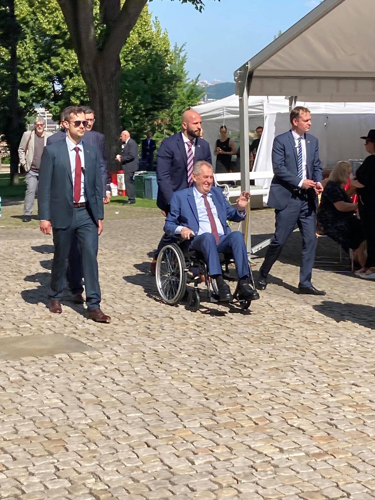 Prezident Miloš Zeman přeje exprezidentovi Václavu Klausovi k 80. narozeninám (18.6.2021)