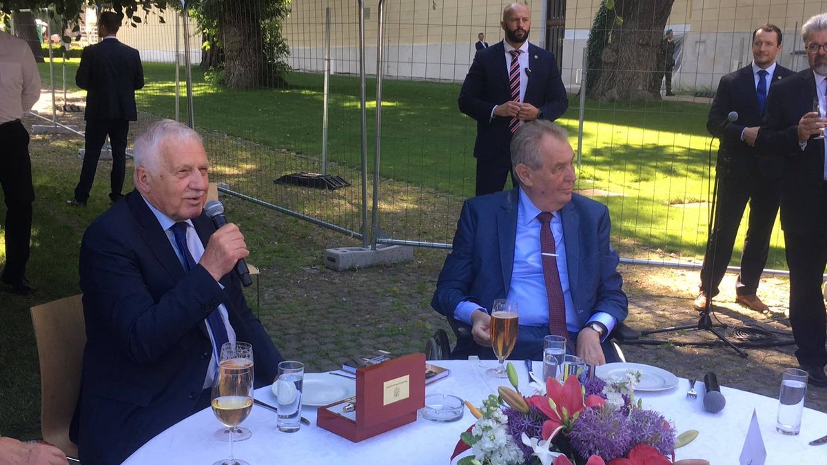 Prezident Miloš Zeman přeje exprezidentovi Václavu Klausovi k 80. narozeninám (18.6.2021)