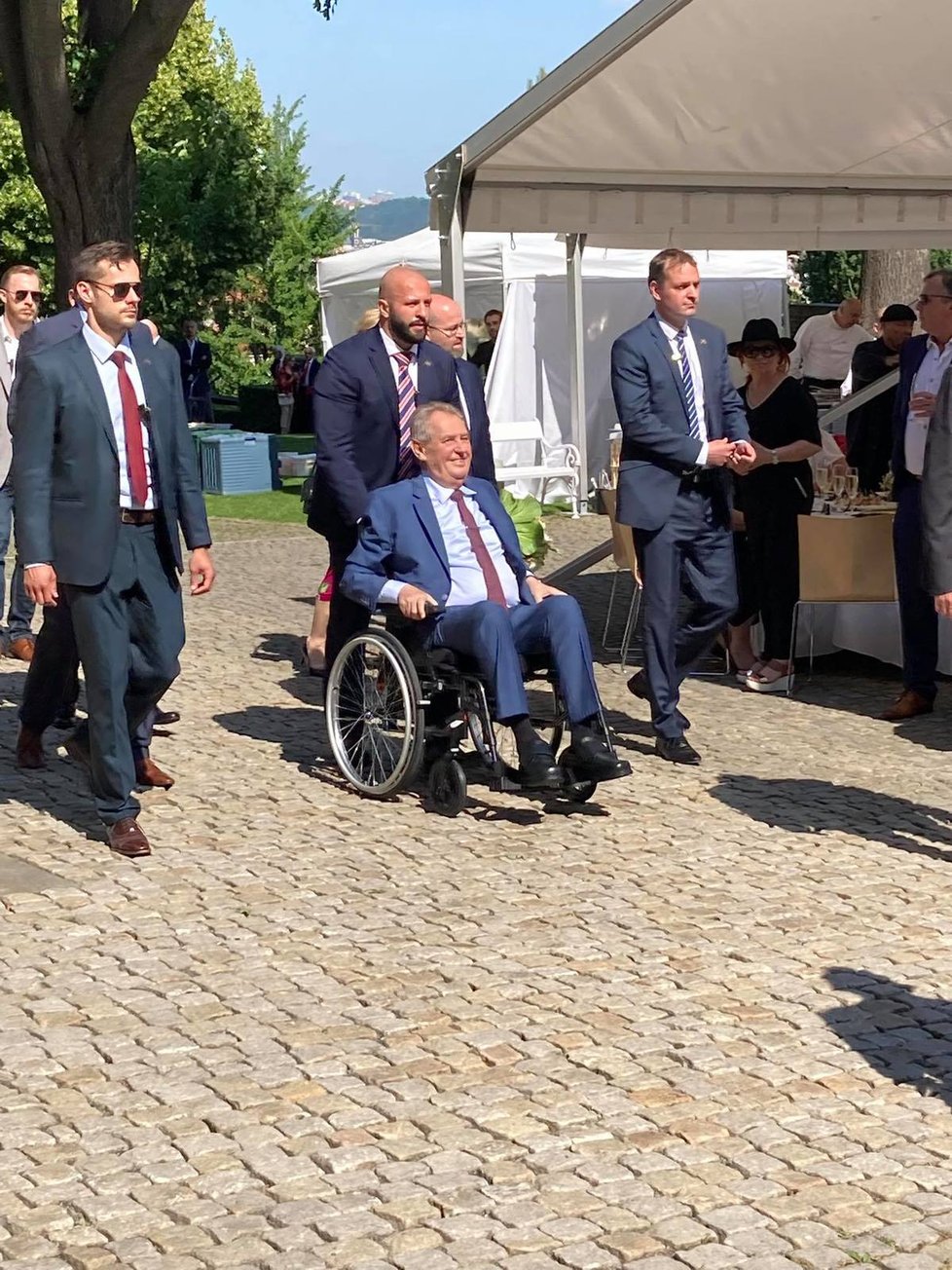 Prezident Miloš Zeman přeje exprezidentovi Václavu Klausovi k 80. narozeninám (18. 6. 2021)