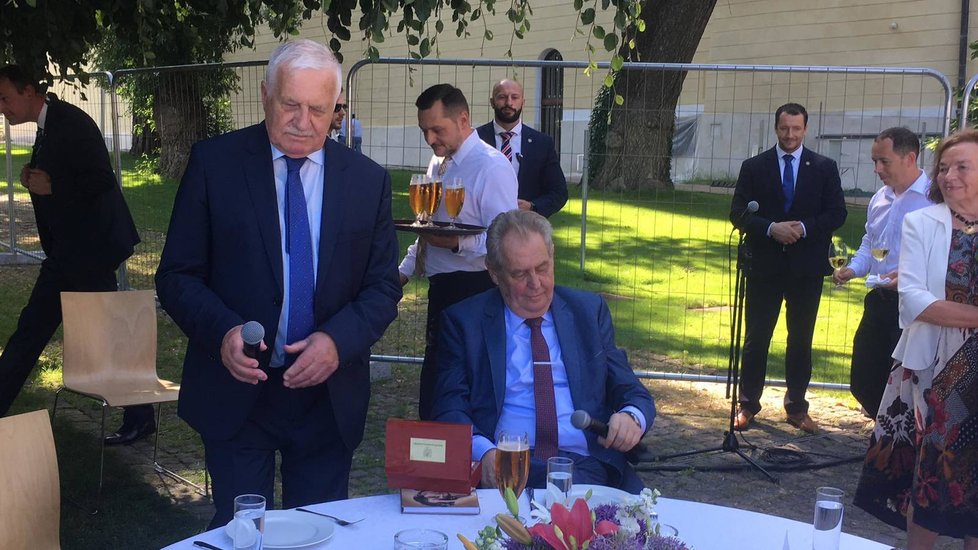 Prezident Miloš Zeman přeje exprezidentovi Václavu Klausovi k 80. narozeninám (18.6.2021)