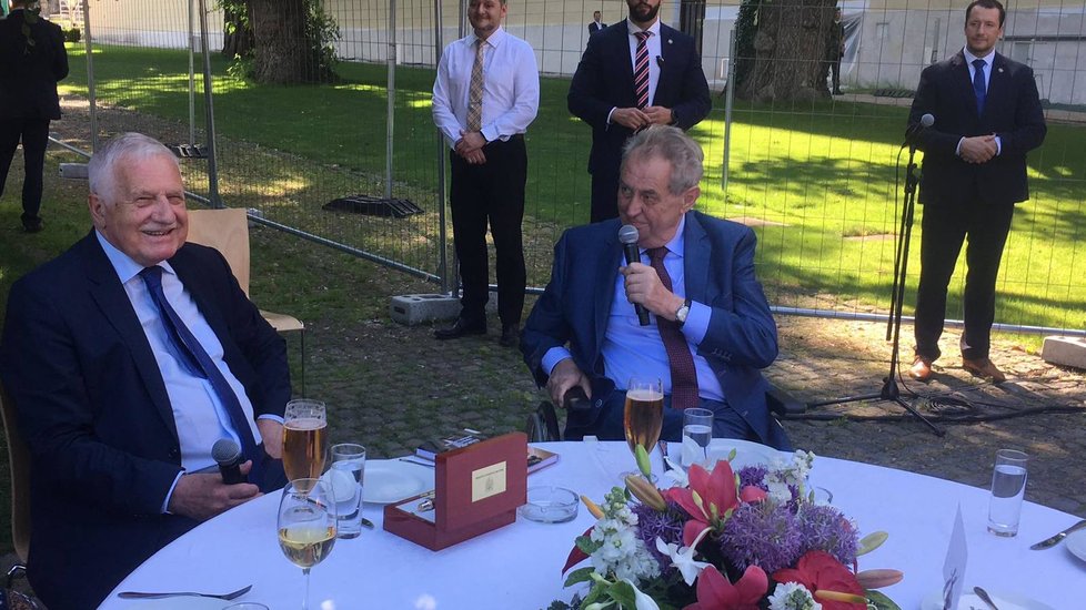 Prezident Miloš Zeman přeje exprezidentovi Václavu Klausovi k 80. narozeninám (18.6.2021)