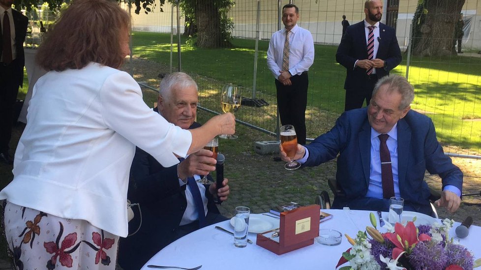 Prezident Miloš Zeman přeje exprezidentovi Václavu Klausovi k 80. narozeninám (18. 6. 2021).