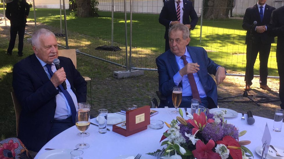 Prezident Miloš Zeman přeje exprezidentovi Václavu Klausovi k 80. narozeninám (18. 6. 2021).