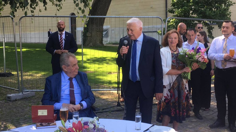 Prezident Miloš Zeman přeje exprezidentovi Václavu Klausovi k 80. narozeninám (18. 6. 2021).