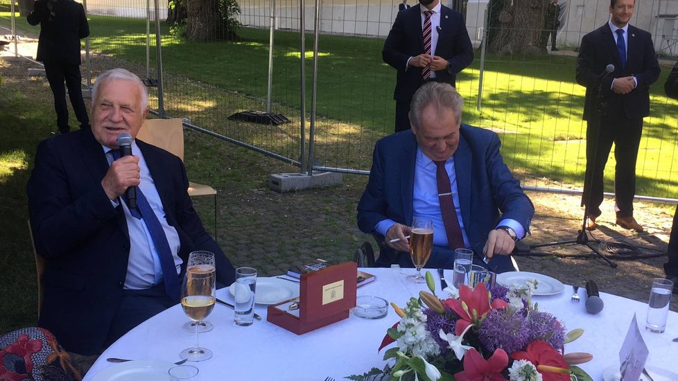Prezident Miloš Zeman přeje exprezidentovi Václavu Klausovi k 80. narozeninám (18. 6. 2021).