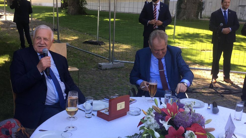 Prezident Miloš Zeman přeje exprezidentovi Václavu Klausovi k 80. narozeninám (18.6.2021)