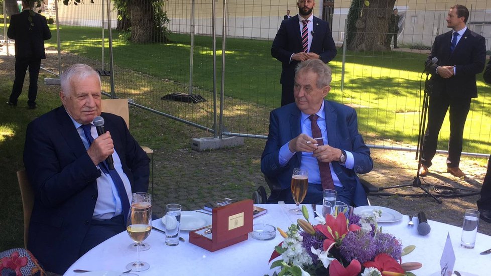 Prezident Miloš Zeman přeje exprezidentovi Václavu Klausovi k 80. narozeninám (18.6.2021)