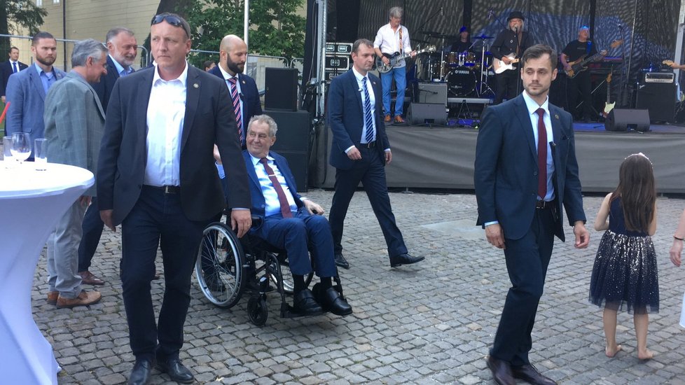 Prezident Miloš Zeman odjíždí z oslavy 80. narozenin svého předchůdce Václava Klause (18.6.2021)