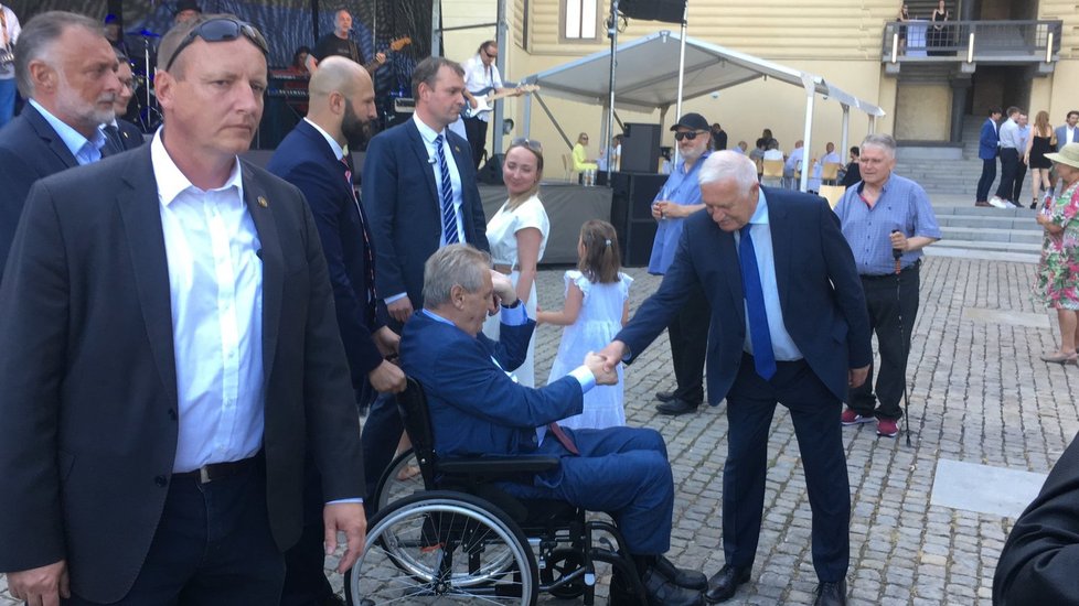 Prezident Miloš Zeman odjíždí z oslavy 80. narozenin svého předchůdce Václava Klause (18. 6. 2021)