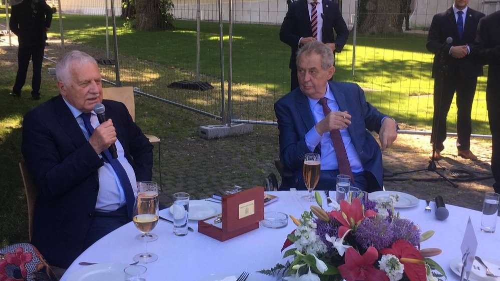 Prezident Miloš Zeman přeje exprezidentovi Václavu Klausovi k 80. narozeninám (18.6.2021)