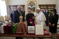 Papež přijal Zemana, nechyběla ani Ivana. S sebou vzali sboristky a barevné aktovky