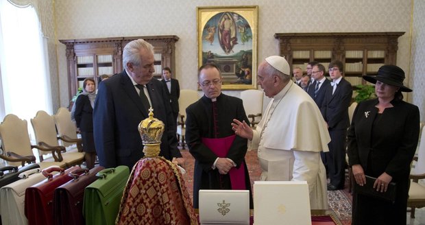 Papež přijal Zemana, nechyběla ani Ivana. S sebou vzali sboristky a barevné aktovky