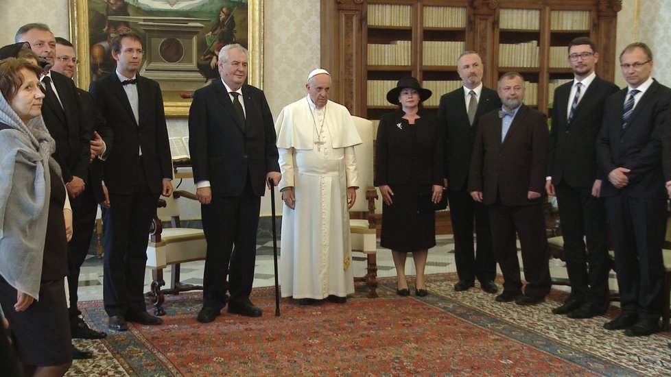 Miloš Zeman s manželkou Ivanou a českou delegací navštívili papeže Františka v dubnu 2015.