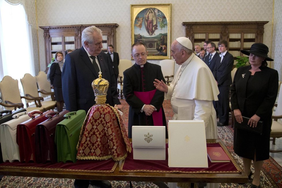 Miloš Zeman s manželkou Ivanou a českou delegací navštívili papeže Františka