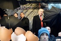 Házení vajec na Zemana: Policie to vyšetřuje jako trestný čin