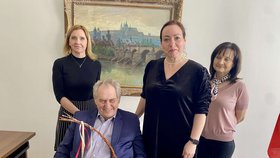 Velikonoce Miloše Zemana: Kremrole jako dárek a vyšupání sestřičky (duben 2026)