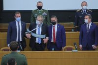 Dva členy Zemanovy ochranky zadržela GIBS. Čelí podezření, že kradli náboje