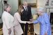 Královna Alžběta přijala Miloše Zemana, ten přivedl i první dámu Ivanu a dceru Kateřinu