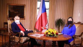 Prezident Miloš Zeman a moderátorka Blesku Vera Renovica v pořadu S prezidentem v Lánech. (5. 4. 2020)