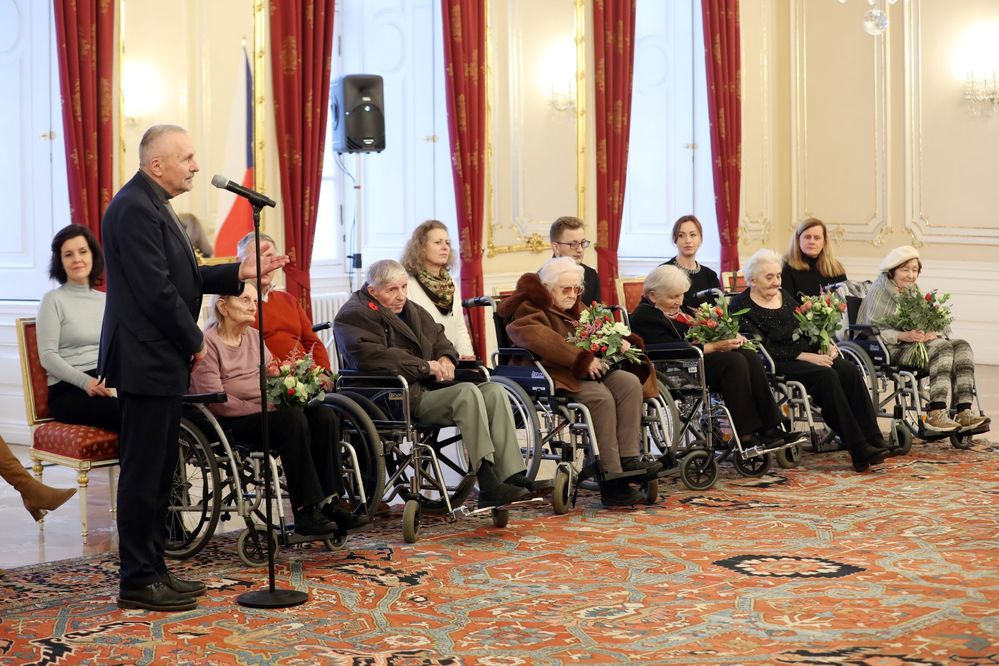 Prezident Miloš Zeman se dnes na Pražském hradě setkal se šesti veterány druhé světové války z Domova Vlčí mák.