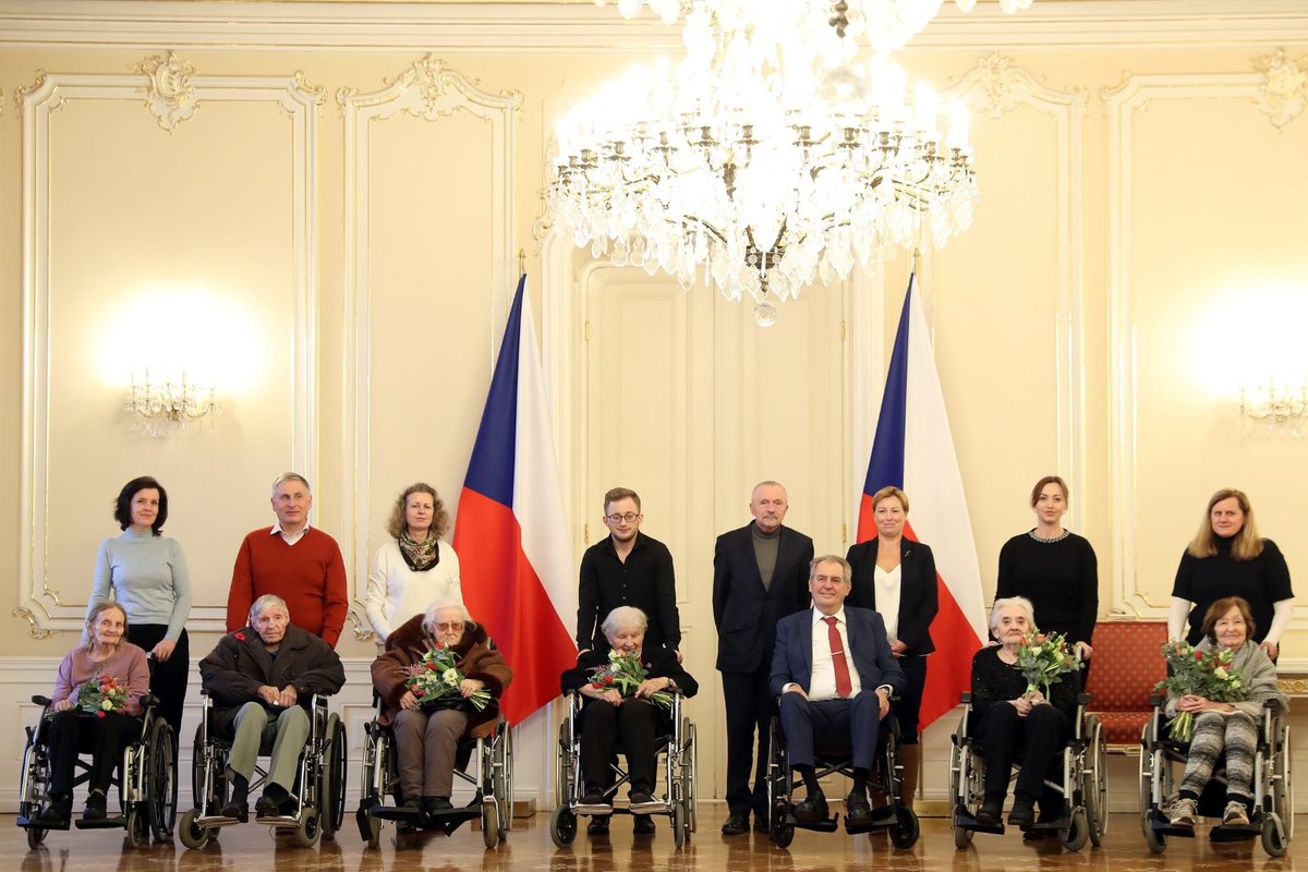  Prezident Miloš Zeman se dnes na Pražském hradě setkal se šesti veterány druhé světové války z Domova Vlčí mák.