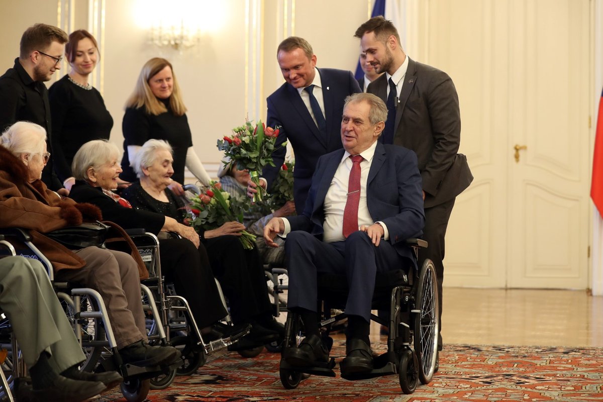  Prezident Miloš Zeman se dnes na Pražském hradě setkal se šesti veterány druhé světové války z Domova Vlčí mák.