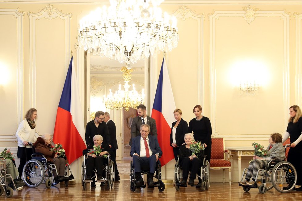 Prezident Miloš Zeman se dnes na Pražském hradě setkal se šesti veterány druhé světové války z Domova Vlčí mák.