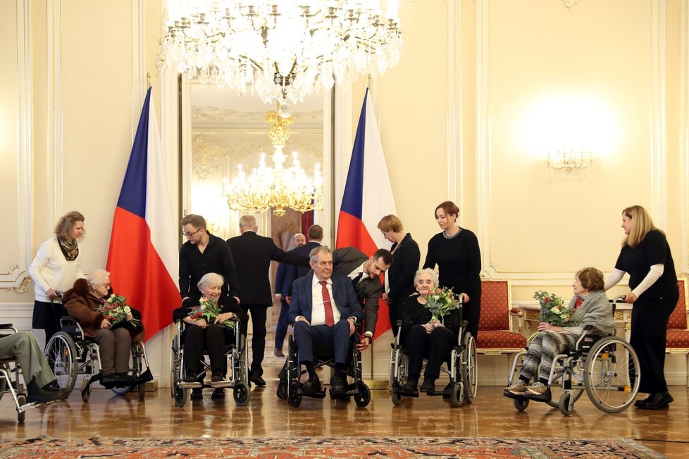 Prezident Miloš Zeman se dnes na Pražském hradě setkal se šesti veterány druhé světové války z Domova Vlčí mák.