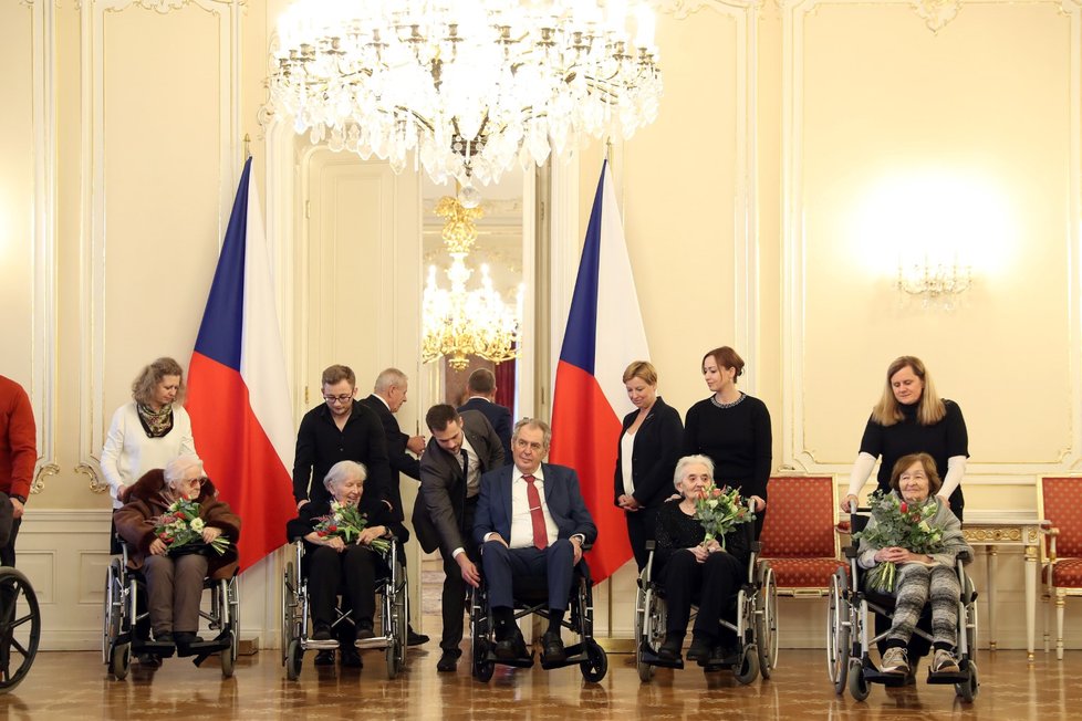 Prezident Miloš Zeman se dnes na Pražském hradě setkal se šesti veterány druhé světové války z Domova Vlčí mák.