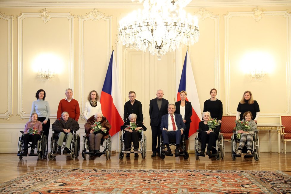 Prezident Miloš Zeman se dnes na Pražském hradě setkal se šesti veterány druhé světové války z Domova Vlčí mák.