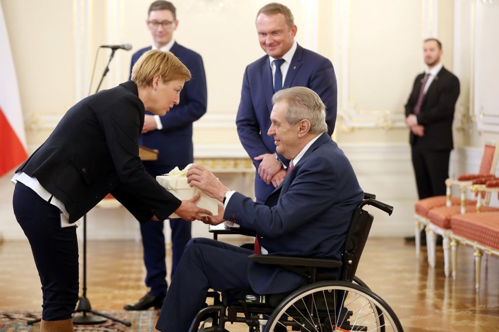 Prezident Miloš Zeman se dnes na Pražském hradě setkal se šesti veterány druhé světové války z Domova Vlčí mák.