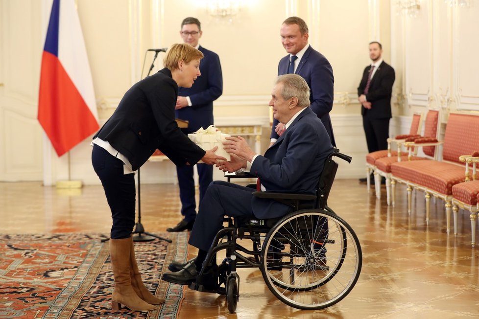 Prezident Miloš Zeman se dnes na Pražském hradě setkal se šesti veterány druhé světové války z Domova Vlčí mák.