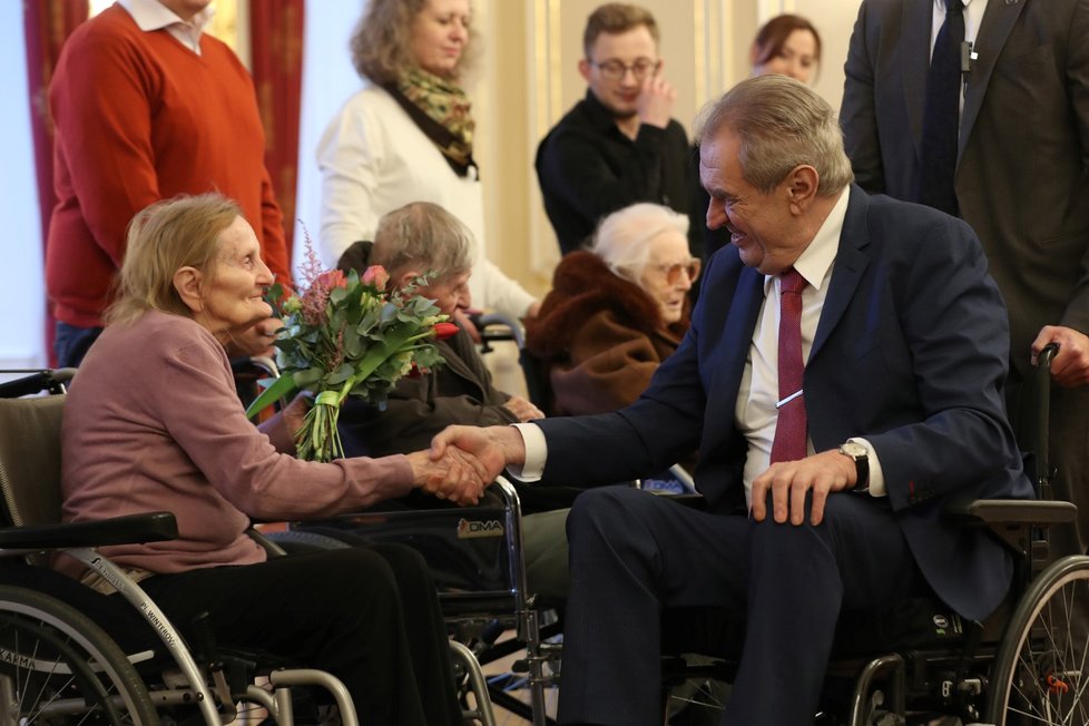 Prezident Miloš Zeman se dnes na Pražském hradě setkal se šesti veterány druhé světové války z Domova Vlčí mák.