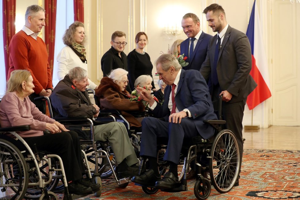 Prezident Miloš Zeman se dnes na Pražském hradě setkal se šesti veterány druhé světové války z Domova Vlčí mák.