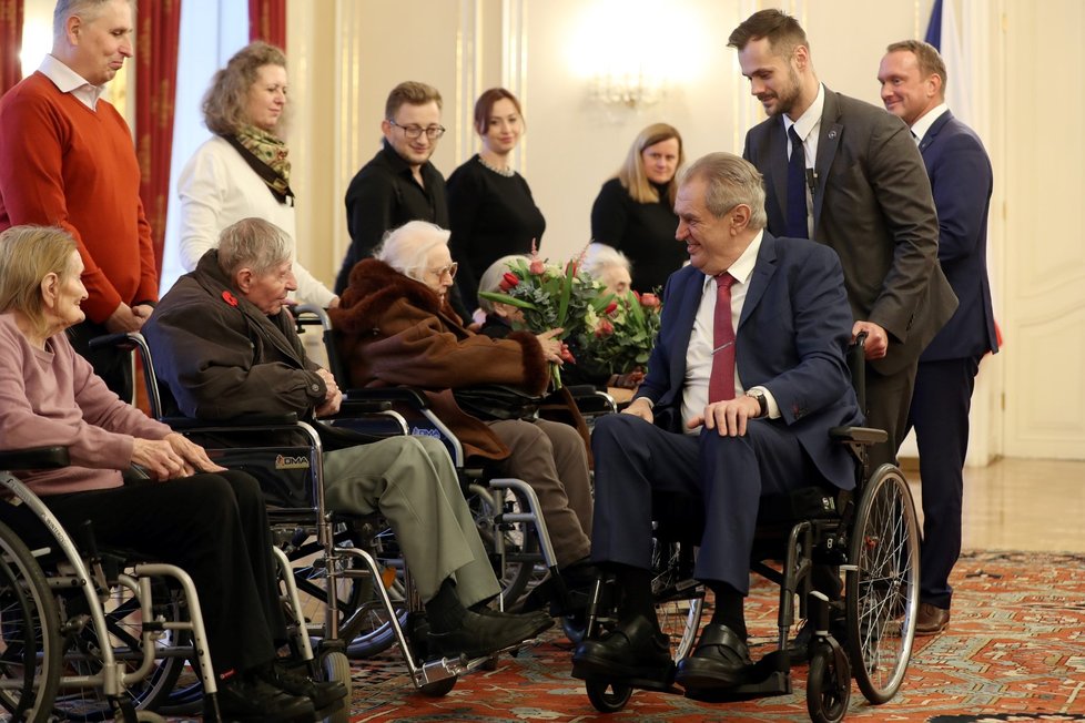 Prezident Miloš Zeman se dnes na Pražském hradě setkal se šesti veterány druhé světové války z Domova Vlčí mák.