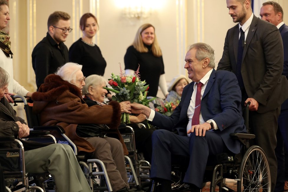 Prezident Miloš Zeman se dnes na Pražském hradě setkal se šesti veterány druhé světové války z Domova Vlčí mák.