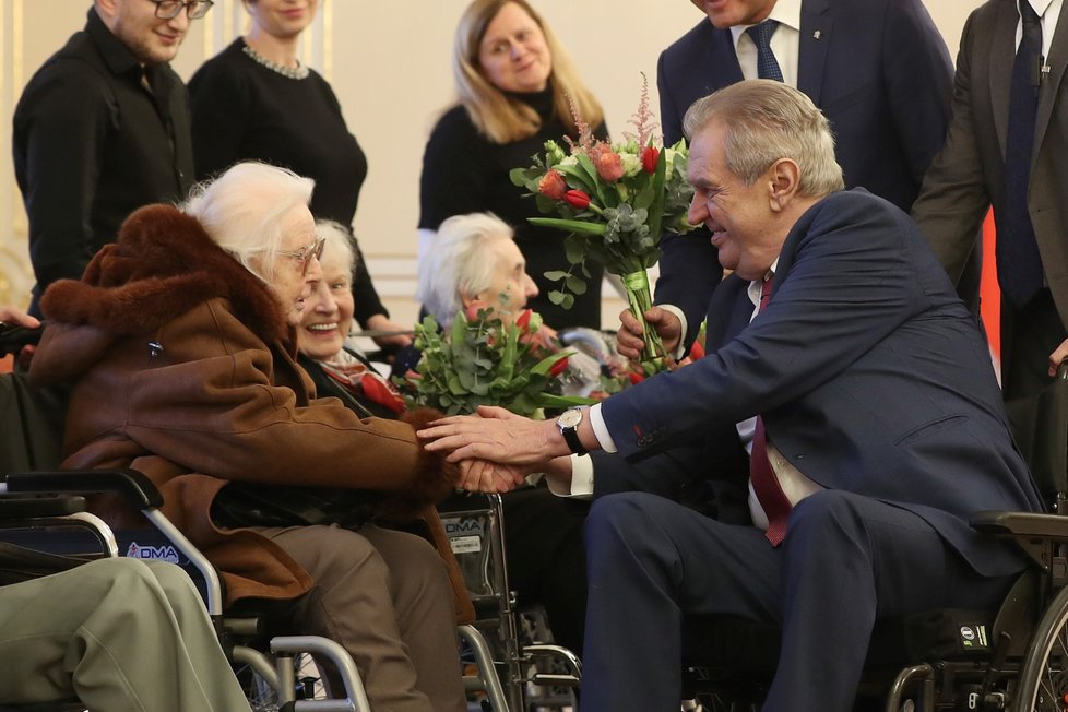 Prezident Miloš Zeman se dnes na Pražském hradě setkal se šesti veterány druhé světové války z Domova Vlčí mák.