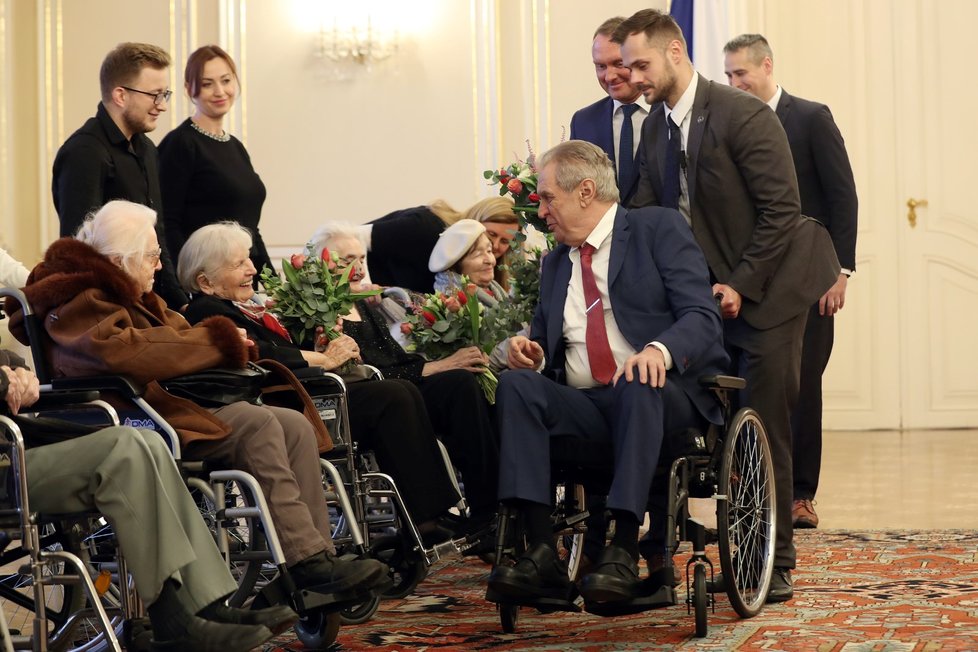 Prezident Miloš Zeman se dnes na Pražském hradě setkal se šesti veterány druhé světové války z Domova Vlčí mák.