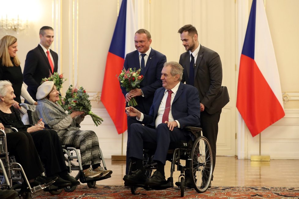 Prezident Miloš Zeman se dnes na Pražském hradě setkal se šesti veterány druhé světové války z Domova Vlčí mák.