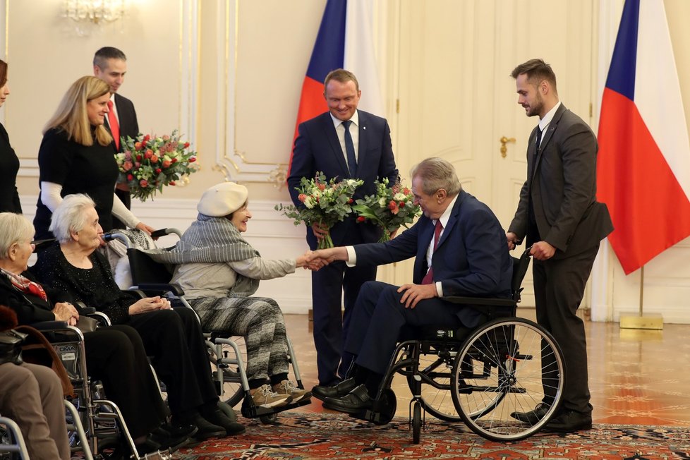 Prezident Miloš Zeman se dnes na Pražském hradě setkal se šesti veterány druhé světové války z Domova Vlčí mák.