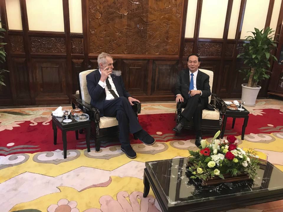 Miloš Zeman si na státní návštěvě Vietnamu zapálil doutník a setkal se s prezidentem  Tran Dai Quangem.