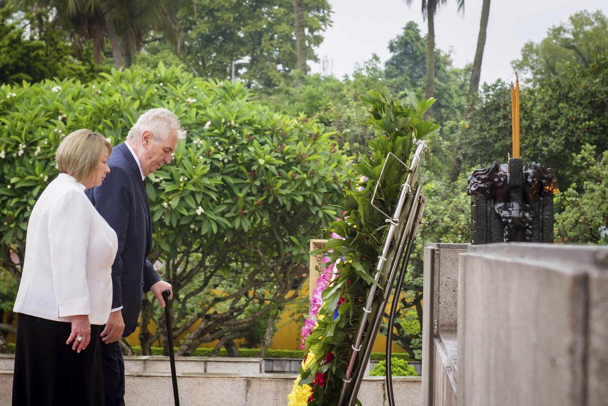 Miloš Zeman si na státní návštěvě Vietnamu zapálil doutník a setkal se s prezidentem  Tran Dai Quangem