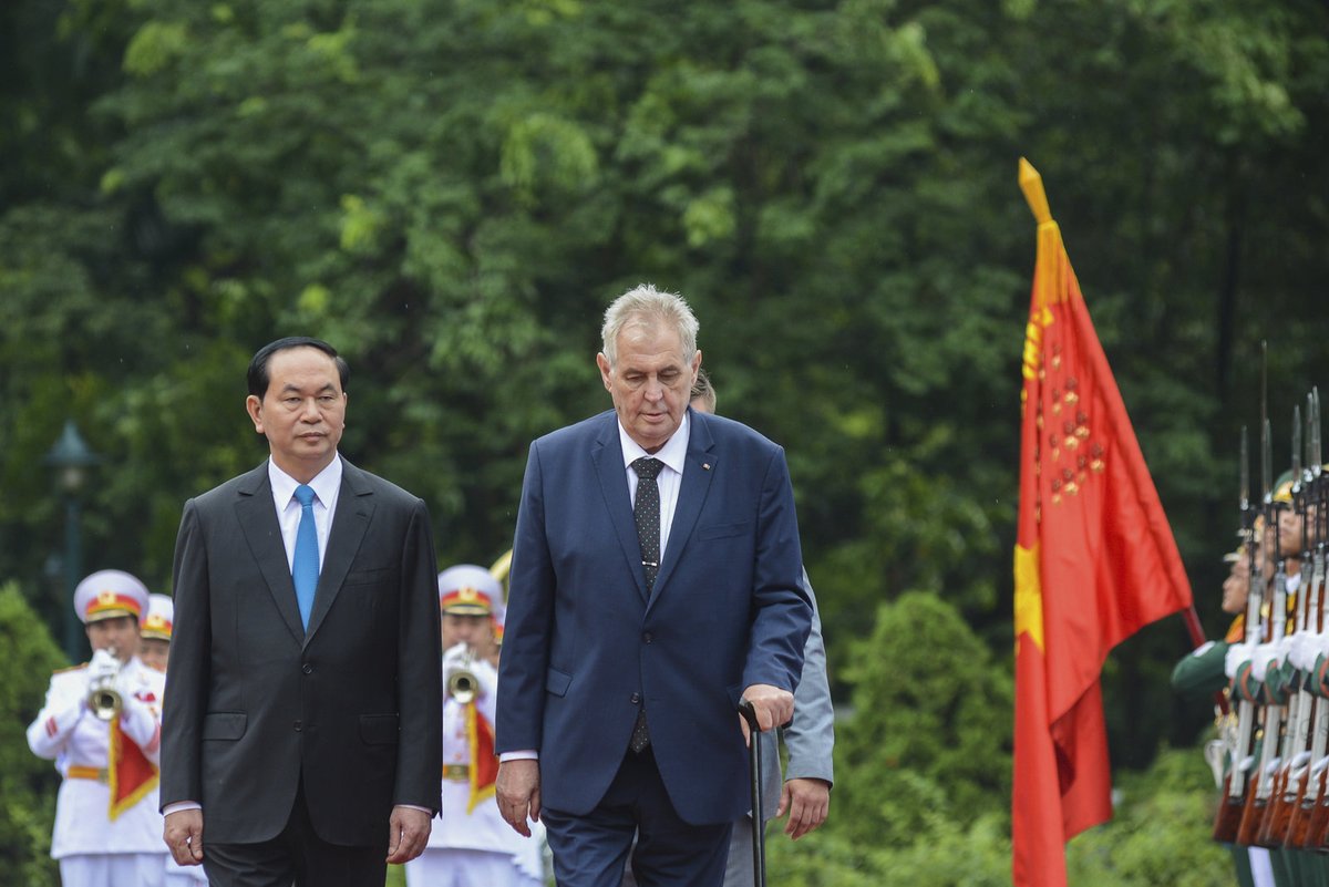 Miloš Zeman si na státní návštěvě Vietnamu zapálil doutník a setkal se s prezidentem  Tran Dai Quangem