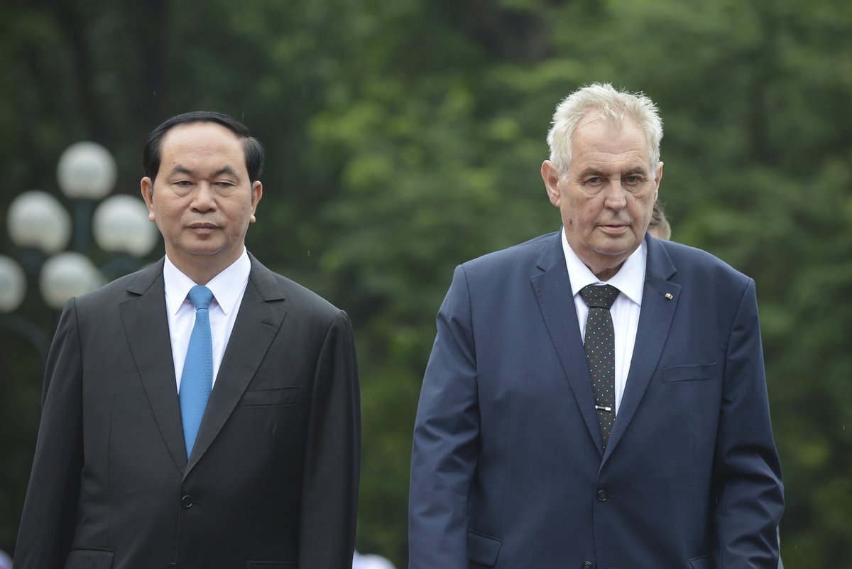 Miloš Zeman si na státní návštěvě Vietnamu zapálil doutník a setkal se s prezidentem  Tran Dai Quangem