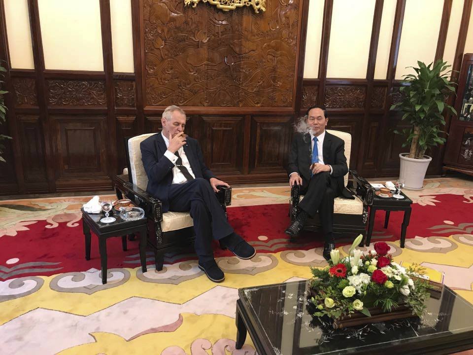 Miloš Zeman si na státní návštěvě Vietnamu zapálil doutník a setkal se s prezidentem Tran Dai Quangem.
