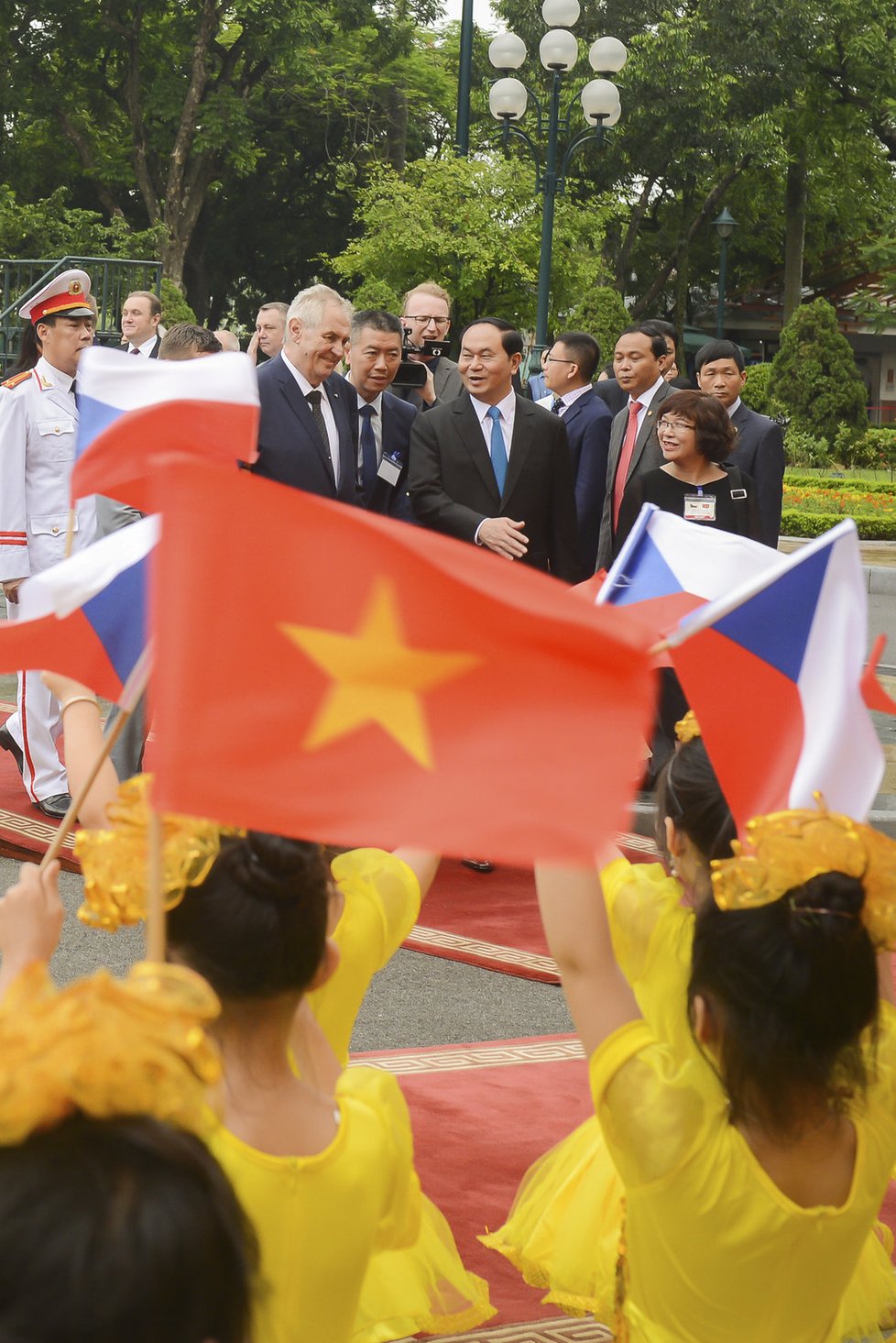 Miloš Zeman si na státní návštěvě Vietnamu zapálil doutník a setkal se s prezidentem  Tran Dai Quangem.